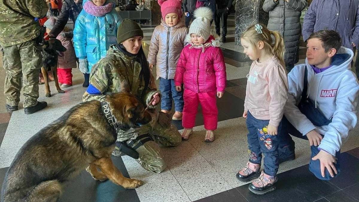 В Киеве на вокзале кинологи с собаками помогают эвакуированным детям пережить ужас войны