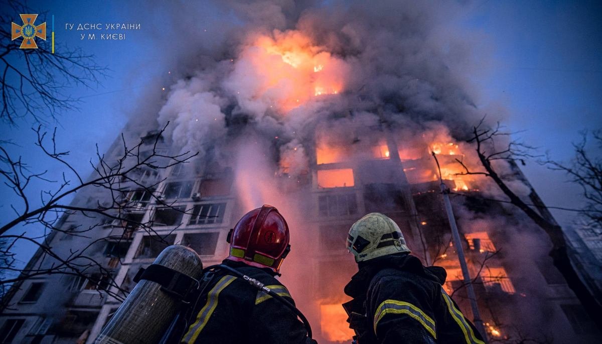 В результате обстрела Киева загорелась 16-этажка: в доме погибли люди. Фото и видео с места трагедии