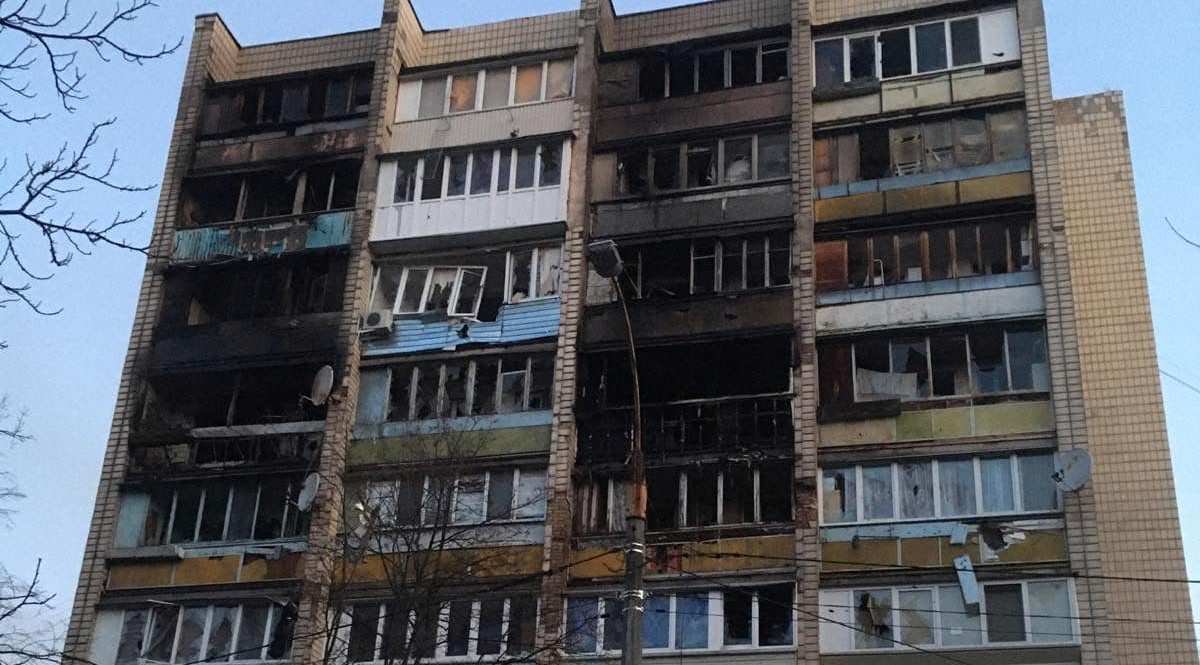 В Киеве от попадания вражеского снаряда загорелась многоэтажка: выгорело 5 этажей