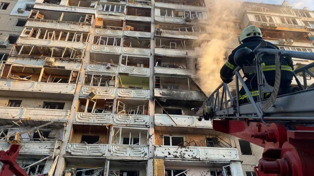 В Киеве на Оболони от обстрела загорелась 10-этажка