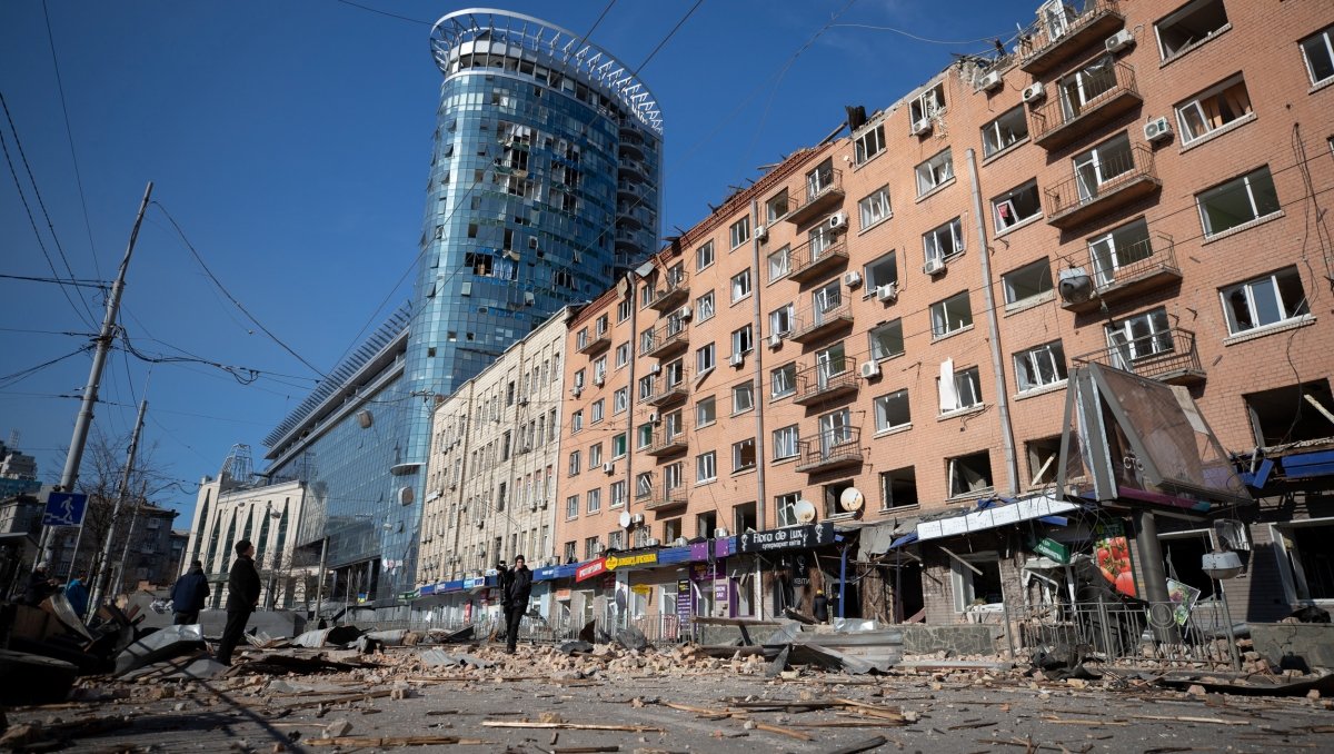 Разбитые витрины, вылетевшие окна, обваленные фасады: как выглядит Лукьяновка после обстрела