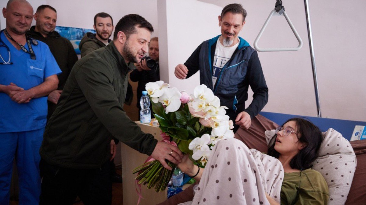 Зеленский проведал в больнице жителей Киевской области, раненых в результате вражеских обстрелов
