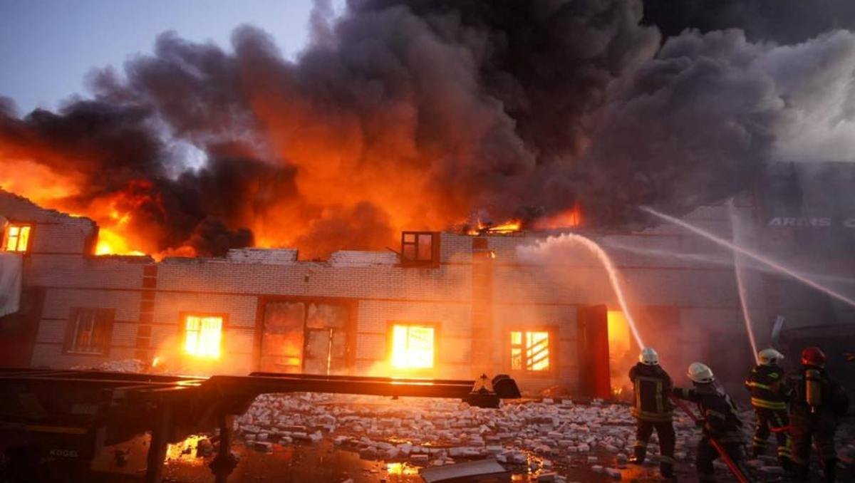 В Киеве обстреляли Святошинский район: загорелся склад, припаркованные авто, есть погибшие