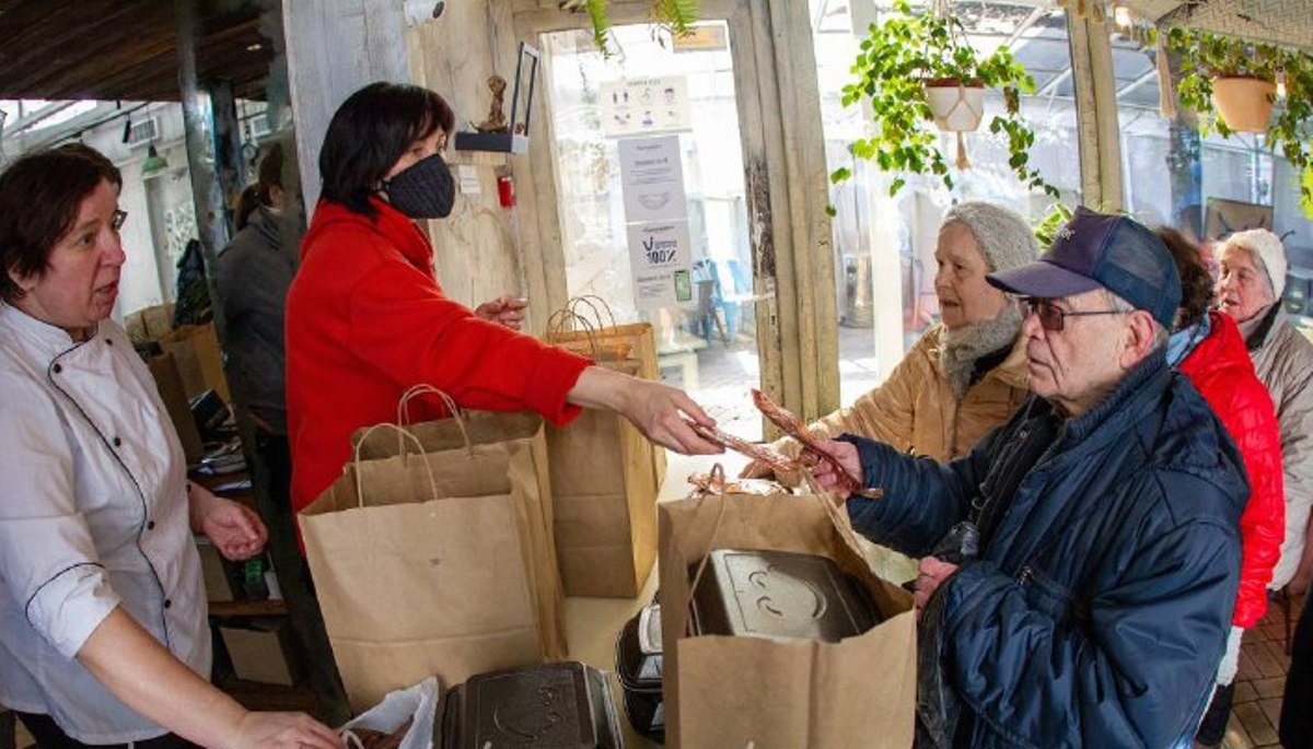 В Киеве откроют еще три ресторана "Паляниця", в которых бесплатно кормят пенсионеров