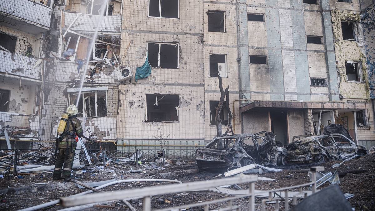 В Киеве под обстрелом загорелась многоэтажка: фото и видео последствий