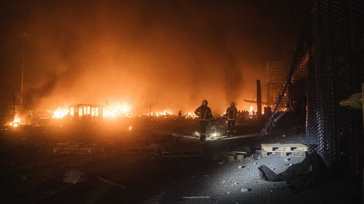 В Киеве ракета ударила по ТРЦ: есть погибшие и раненые, спасатели продолжают разбирать завалы. Фото с места