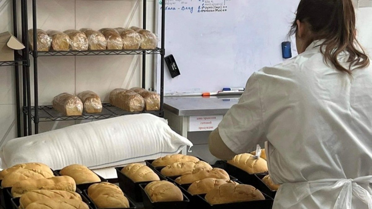 В Киеве пекарня Good Bread from Good People каждый день готовит полтысячи буханок хлеба для ВСУ, ТРО и нуждающихся: им нужна помощь