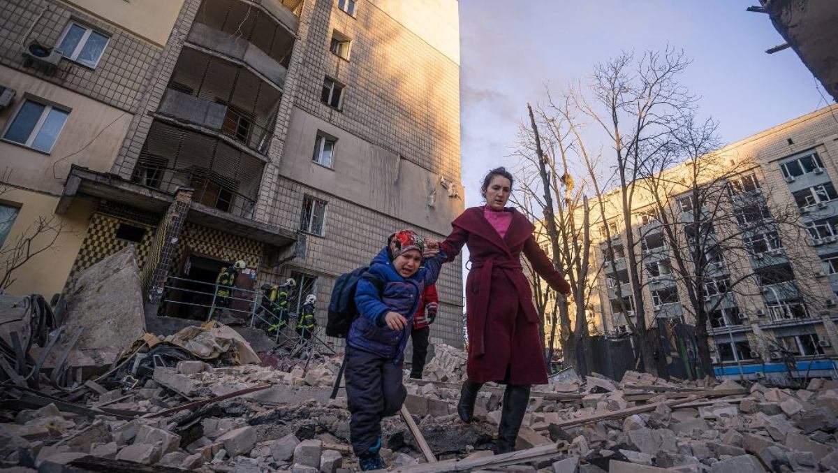 Количество разрушенных домов и школ в Киеве уже превысило сотню