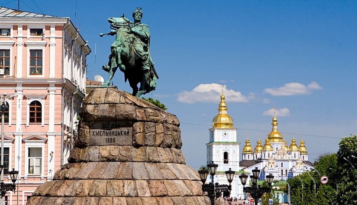 В Киеве начали установку защиты от обстрелов памятников культурного наследия: нужна помощь строителей