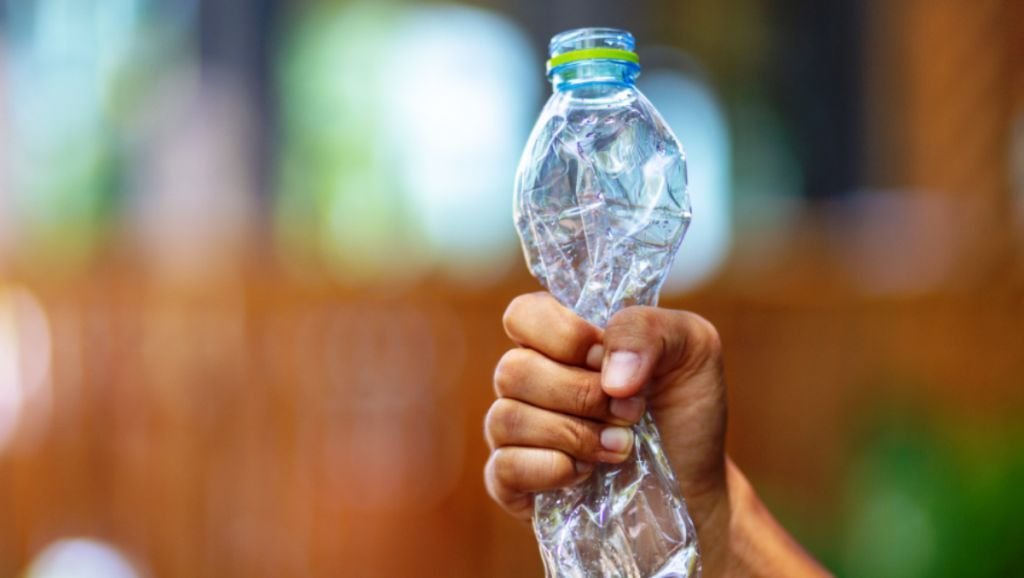 Как правильно выкидывать пластиковые бутылки и жестяные банки в мусор во время войны