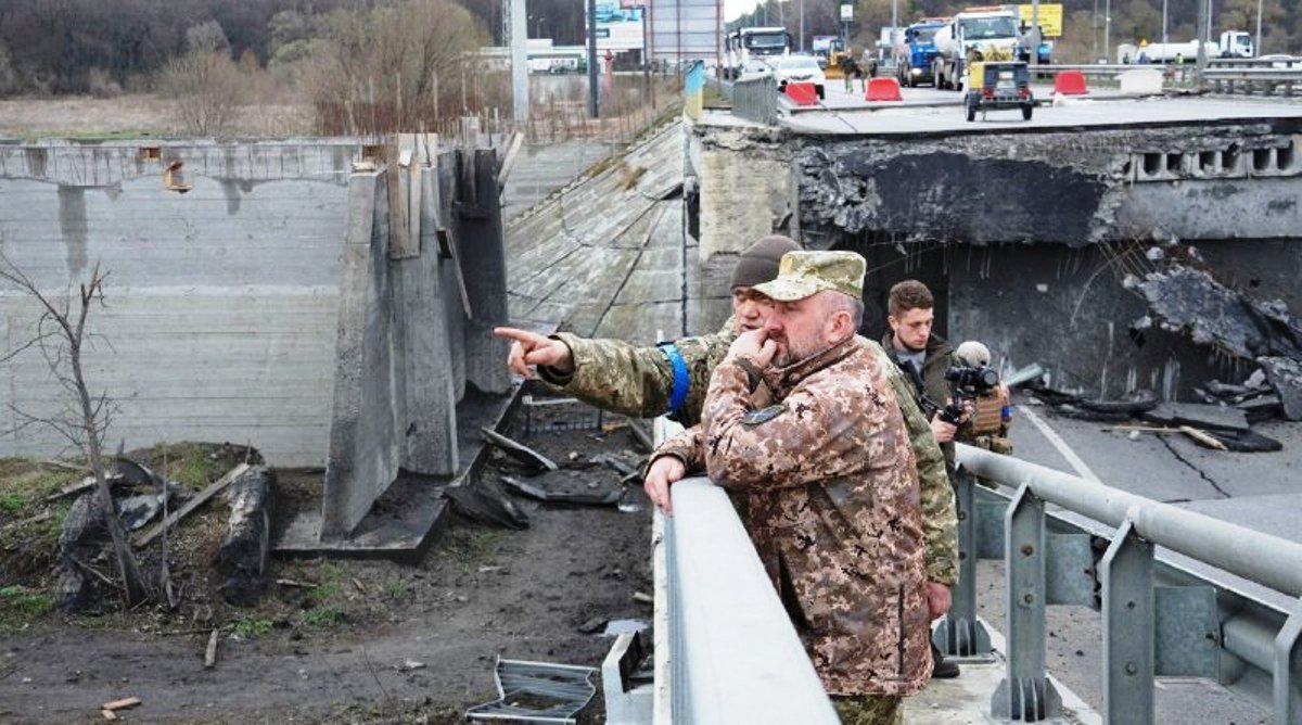 Под Киевом через речку Ирпень возводят насыпной мост