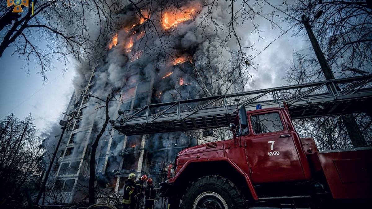 Дом на Чернобыльской в Киеве, который сгорел в результате обстрела, полностью разрушен и не подлежит восстановлению