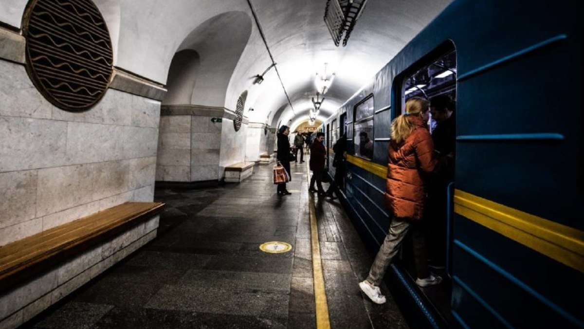 В Киеве восстанавливают работу всей красной ветки метро