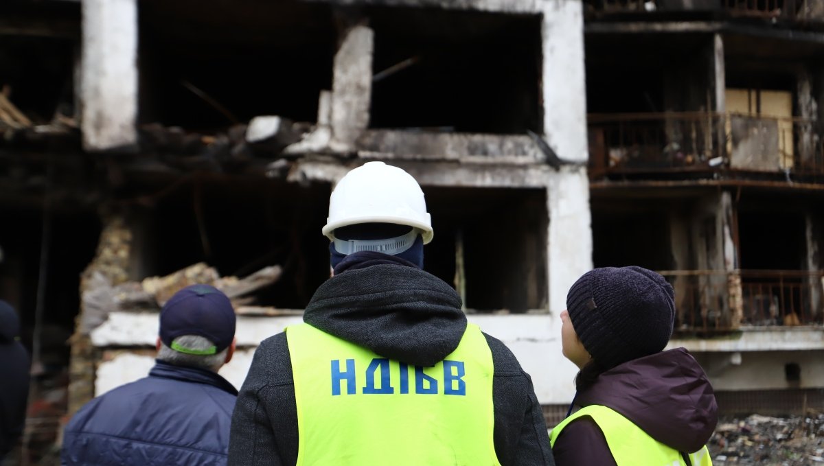В Киеве обследуют разрушенные обстрелами дома: когда жильцы смогут вернуться в квартиры