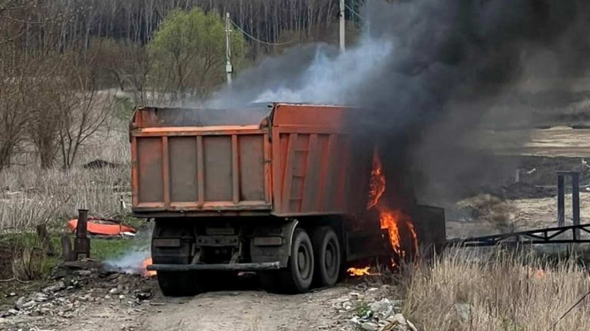 Под Киевом грузовик подорвался на мине: кабину разнесло, погиб водитель