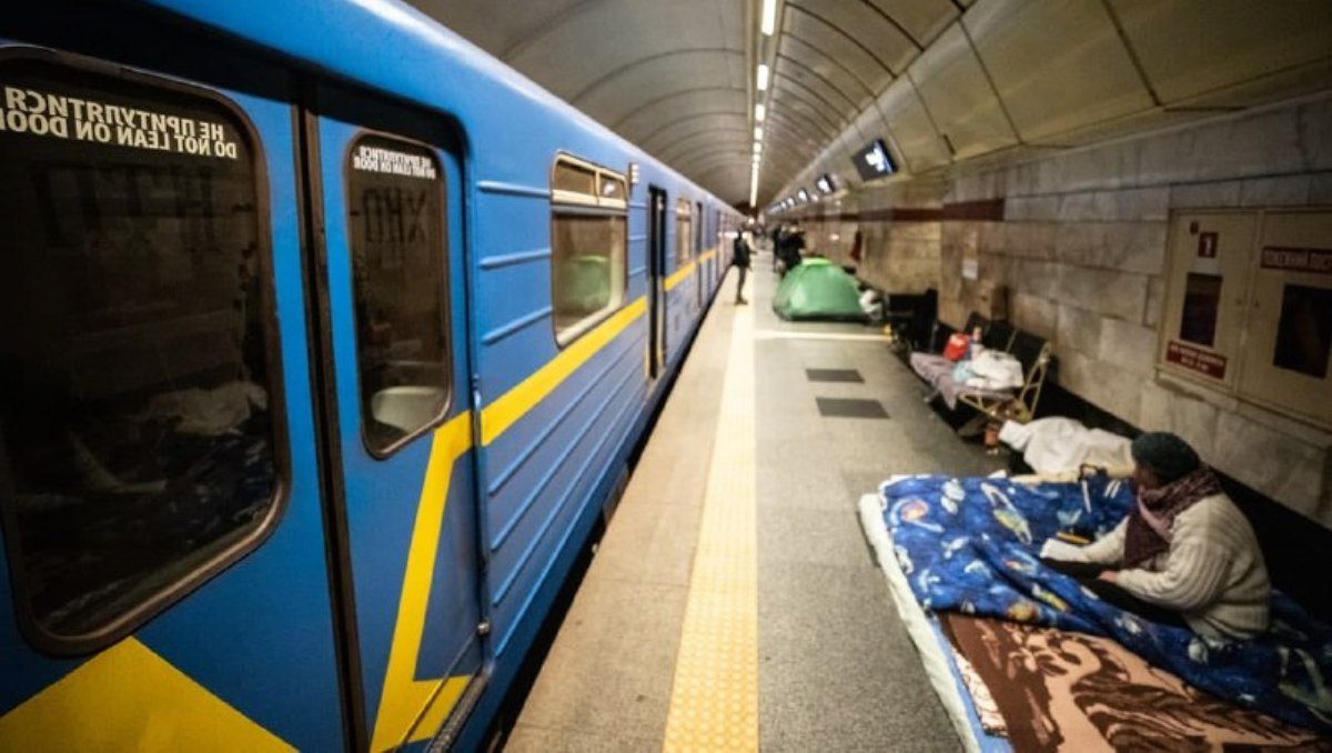 В Киеве метро по красной ветке курсирует до станции "Лесная": где не останавливается поезд