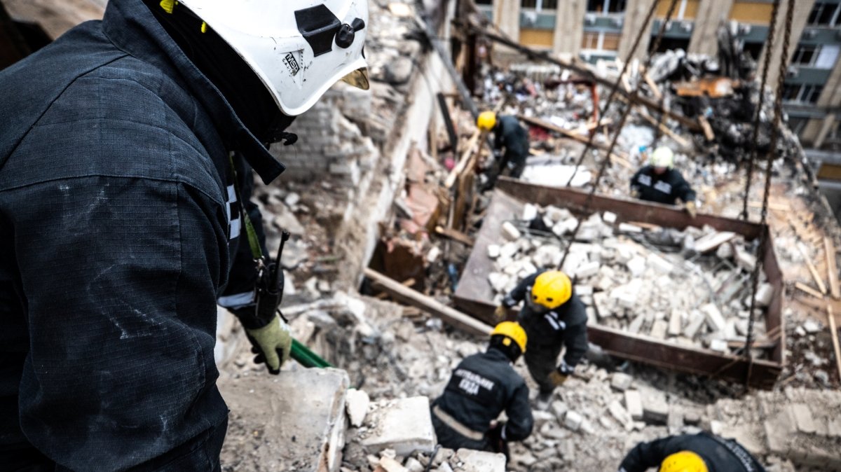 В Киеве продолжают разбирать завалы разбитой вражеской ракетой многоэтажки