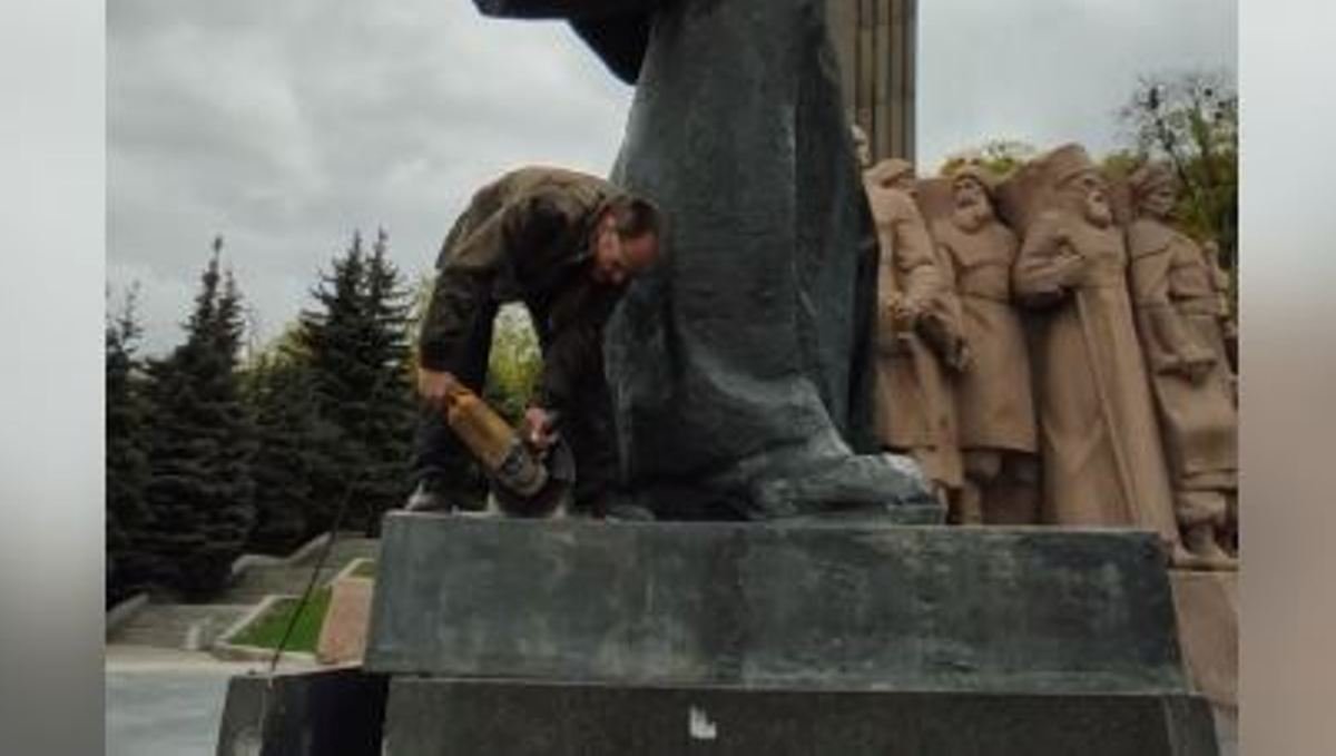 В Киеве начали демонтаж памятника под Аркой дружбы народов: видео
