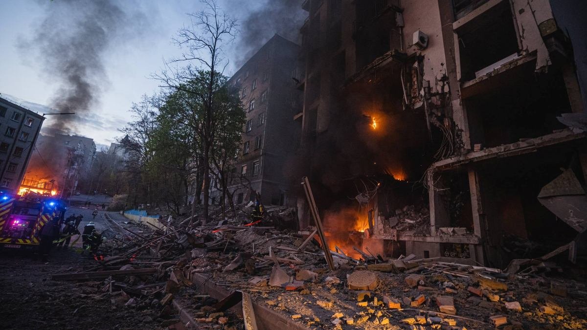 Вражеские ракеты обстреляли Киев: фоторепортаж с места попадания в жилой дом