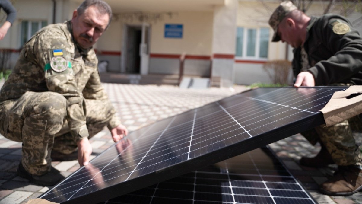 Илон Маск передал солнечные панели Tesla для больниц Киевской области