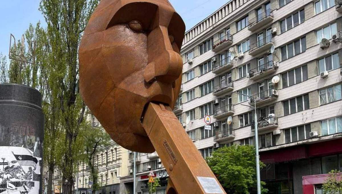 В центре Киева появилась скульптура "Zастрелись"