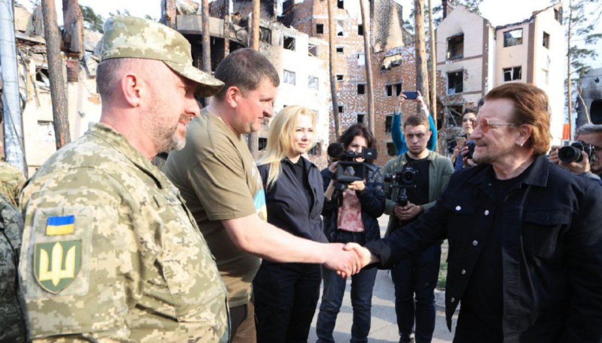 В Киеве приехал всемирно известный певец группы U2 и общественный деятель Боно: где был и что увидел