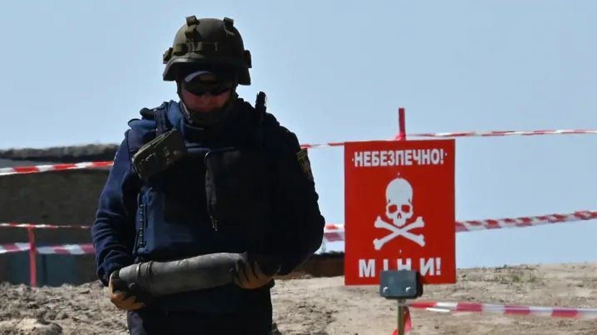 В Киеве на окраинах города сохраняется высокая минная опасность: что делать, если увидел снаряд или растяжку