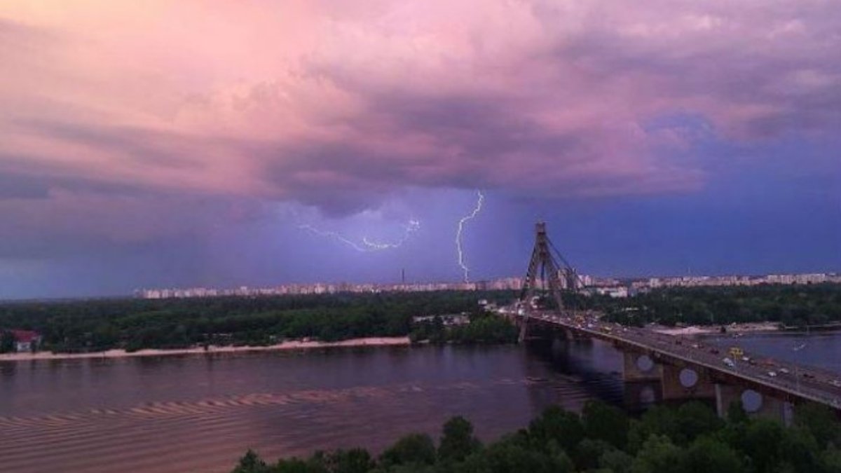 На Киев надвигается непогода в виде шторма и гроз