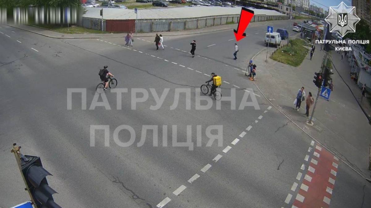 В Киеве велосипедист сбил пешехода: видео момента ДТП