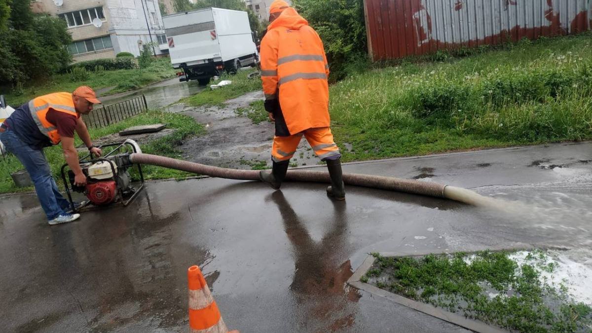 В Киеве из-за дождя коммунальщики работают в усиленном режиме