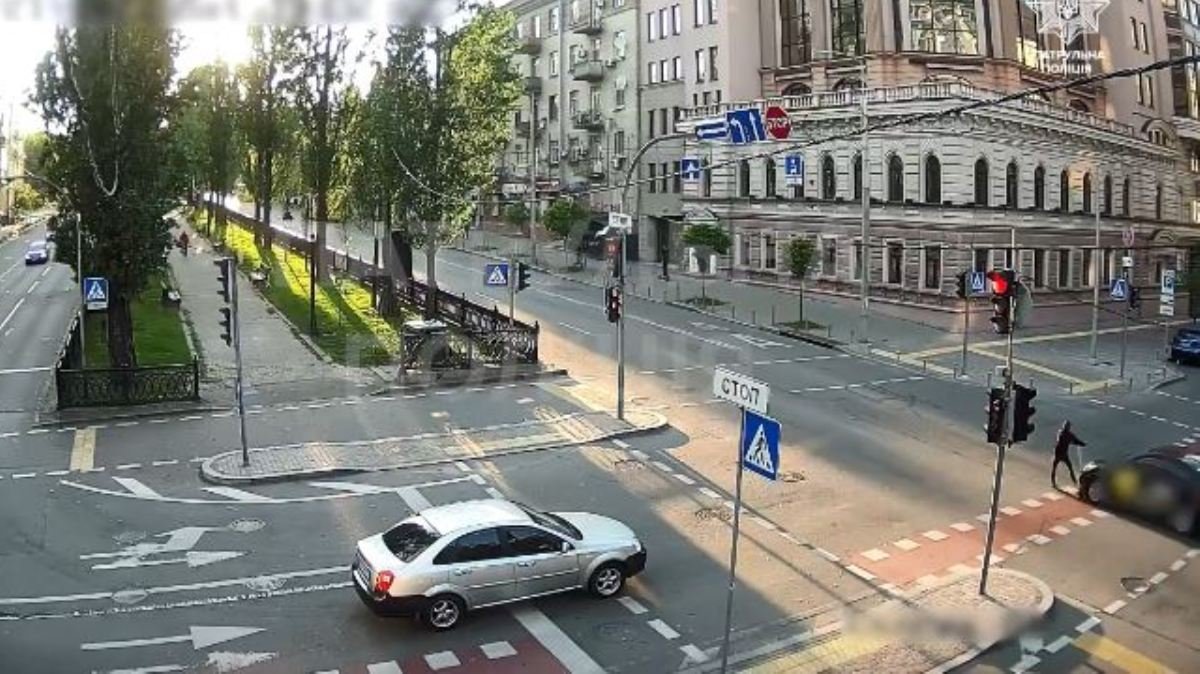 В Киеве Hyundai сбил парня на электросамокате, который ехал по велосипедной дорожке на красный: видео момента