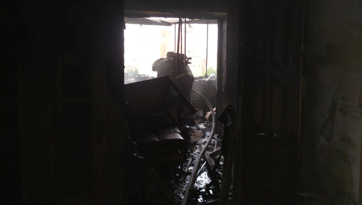 В Киеве во время пожара в многоэтажке спасли женщину