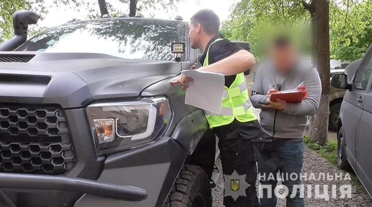 В Киеве ОПГ вывезла с автостоянки машины и мотоциклы на 6,5 миллонов гривен