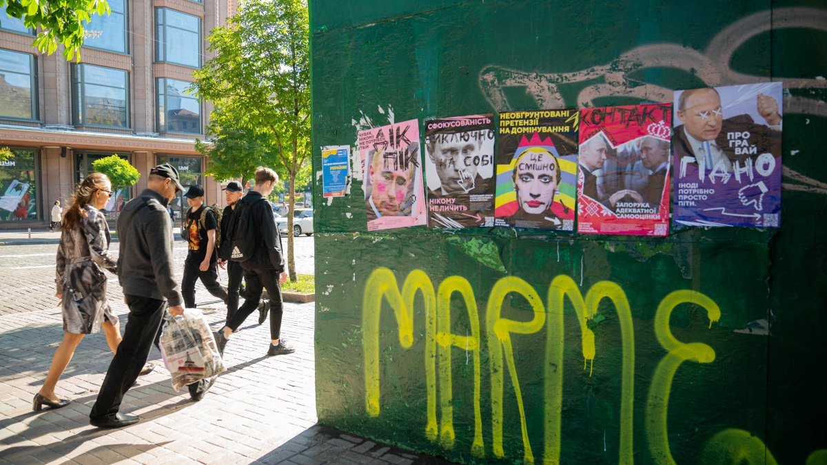 На улицах Киева появились плакаты с Путиным: кто и зачем их расклеил