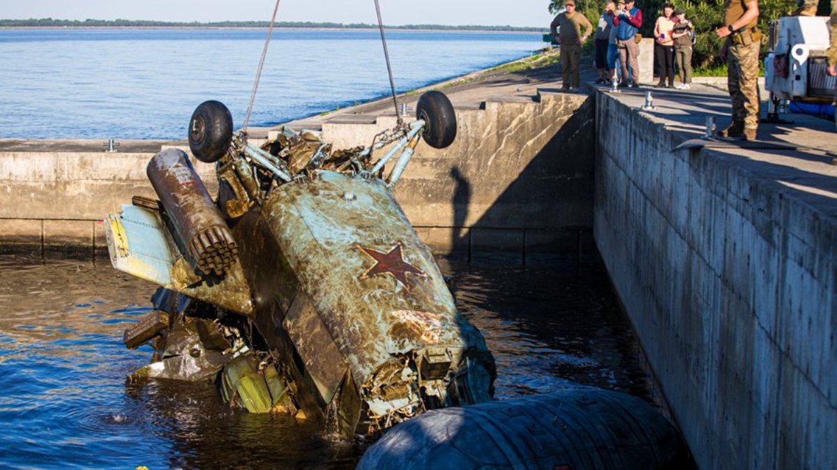 Из Киевского моря достали сбитый русский вертолет с экипажем: видео