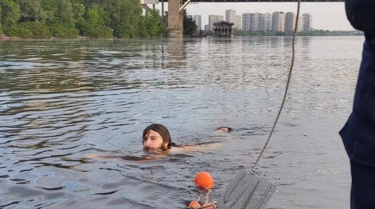 В Киеве спасли мужчину, который хотел переплыть Днепр, но не смог