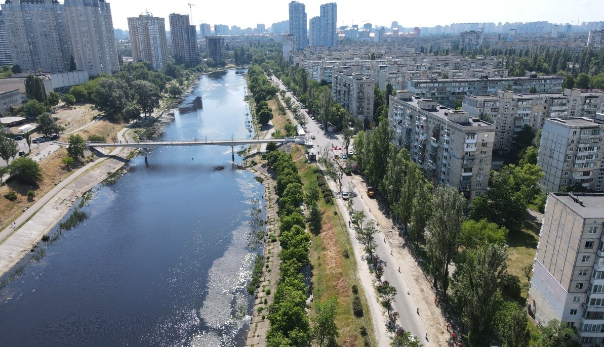 В Киеве на Русановке дорожники возобновили ремонтные работы
