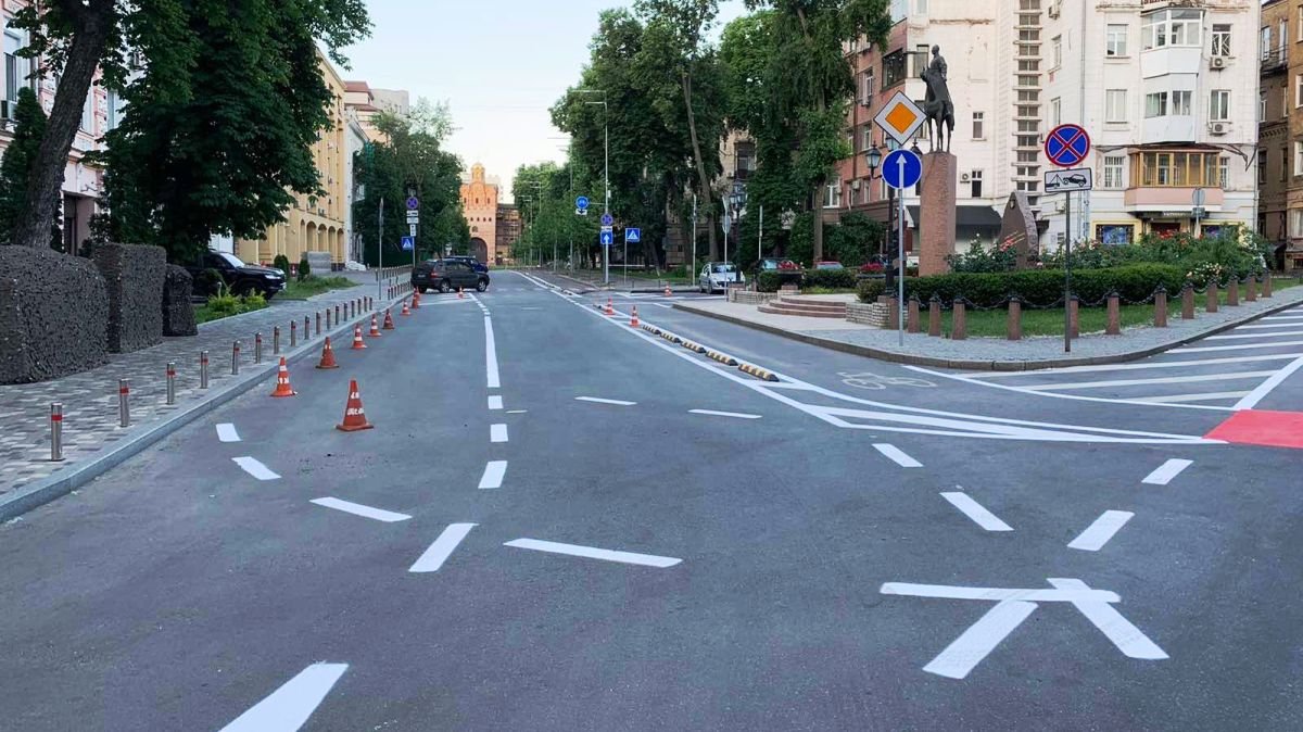 В Киеве обновляют дорожную разметку и красят велодорожки