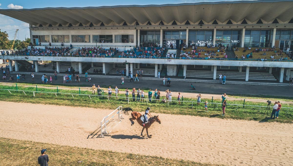 В Киеве открывается ипподром: жителей города приглашают бесплатно посмотреть на конные гонки