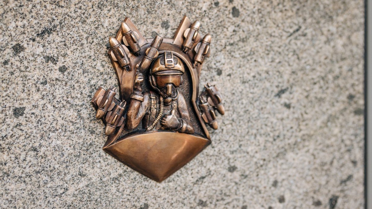 В Киеве установили мини-скульптуру "Призрак Киева"