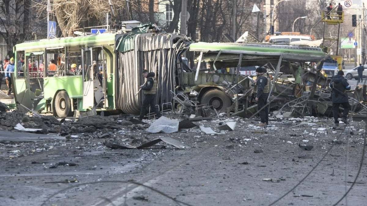 В Киеве восстанавливают электросеть для общественного транспорта, поврежденную во время обстрелов города