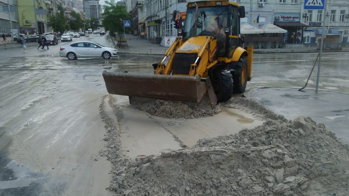 В центре Киева ограничили проезд по одной из улиц из-за прорыва водопровода