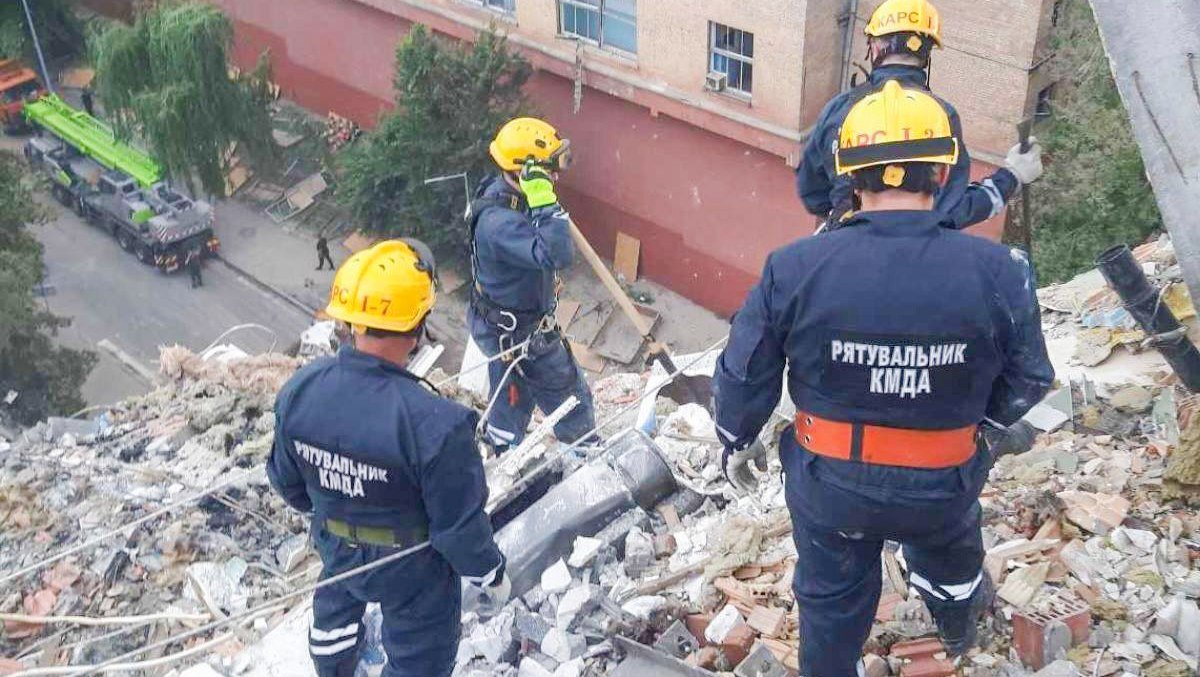 В Киеве продолжаются аварийно-спасательные работы в жилой многоэтажке, куда прилетела ракета