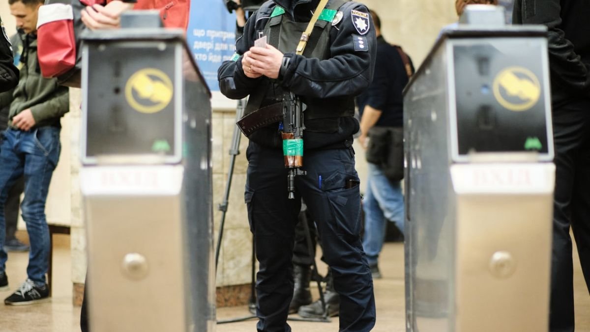 Сотня згортків з метадоном: у метро Києва затримали підозрілого хлопця з наркотиками