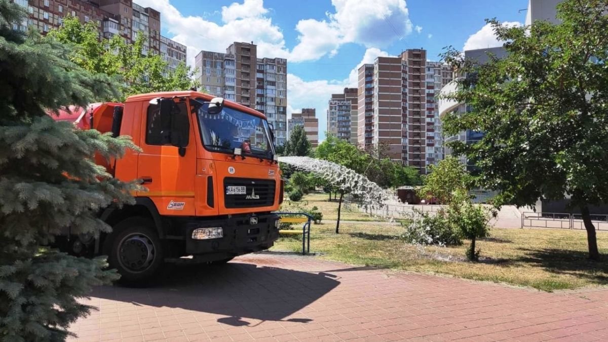 В Києві від спеки рятують молоді дерева та кущі