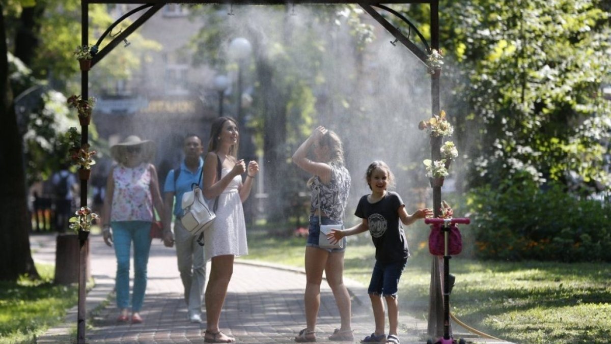 В Києві для в парках і скверах встановили рамки-розпилювачі, які рятують від спеки