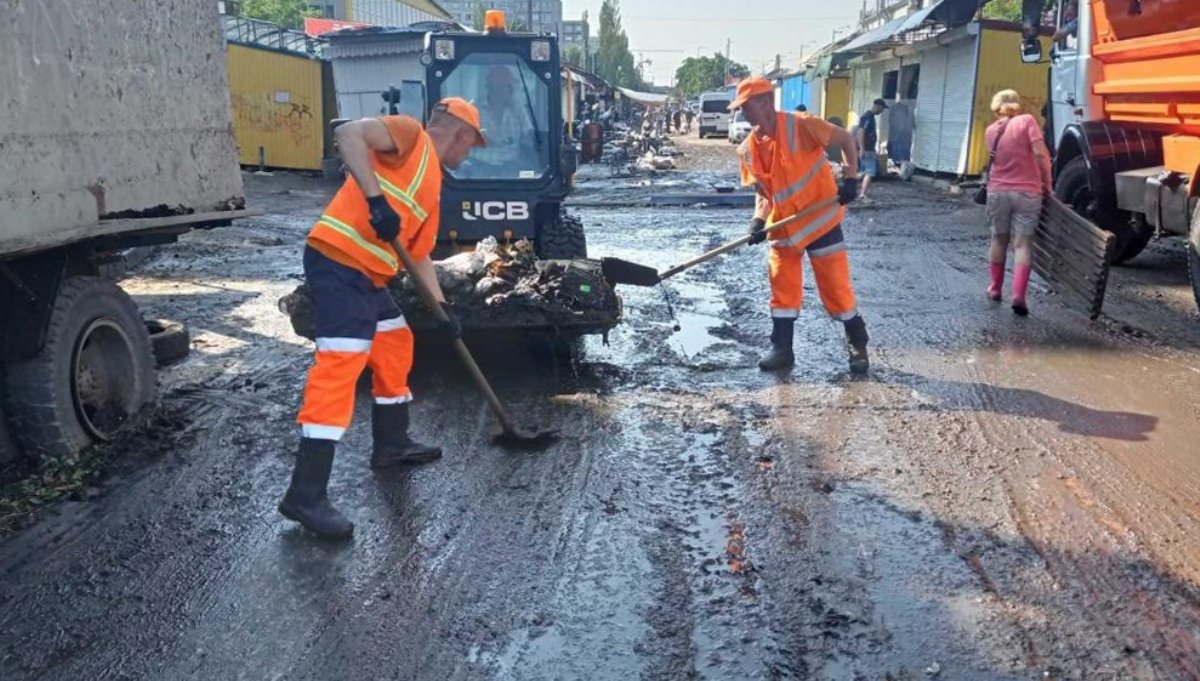 У Києві продовжують долати наслідки грози: комунальники прибирають місця підтоплень