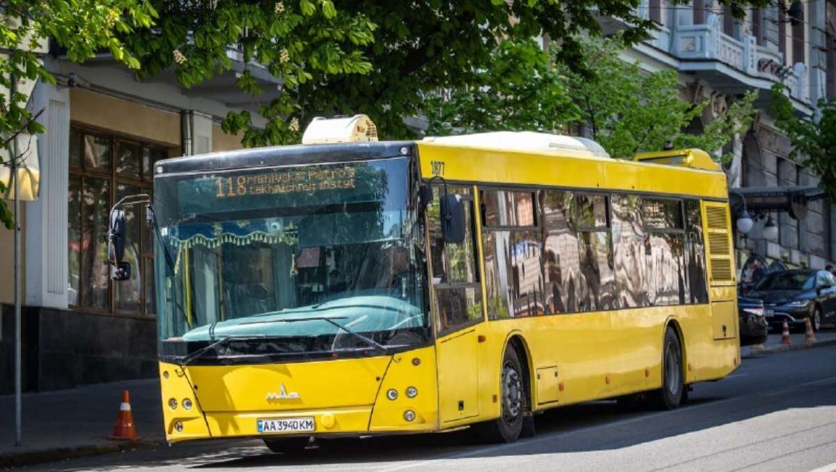 У Києві два автобуси відновили роботу за постійними схемами руху