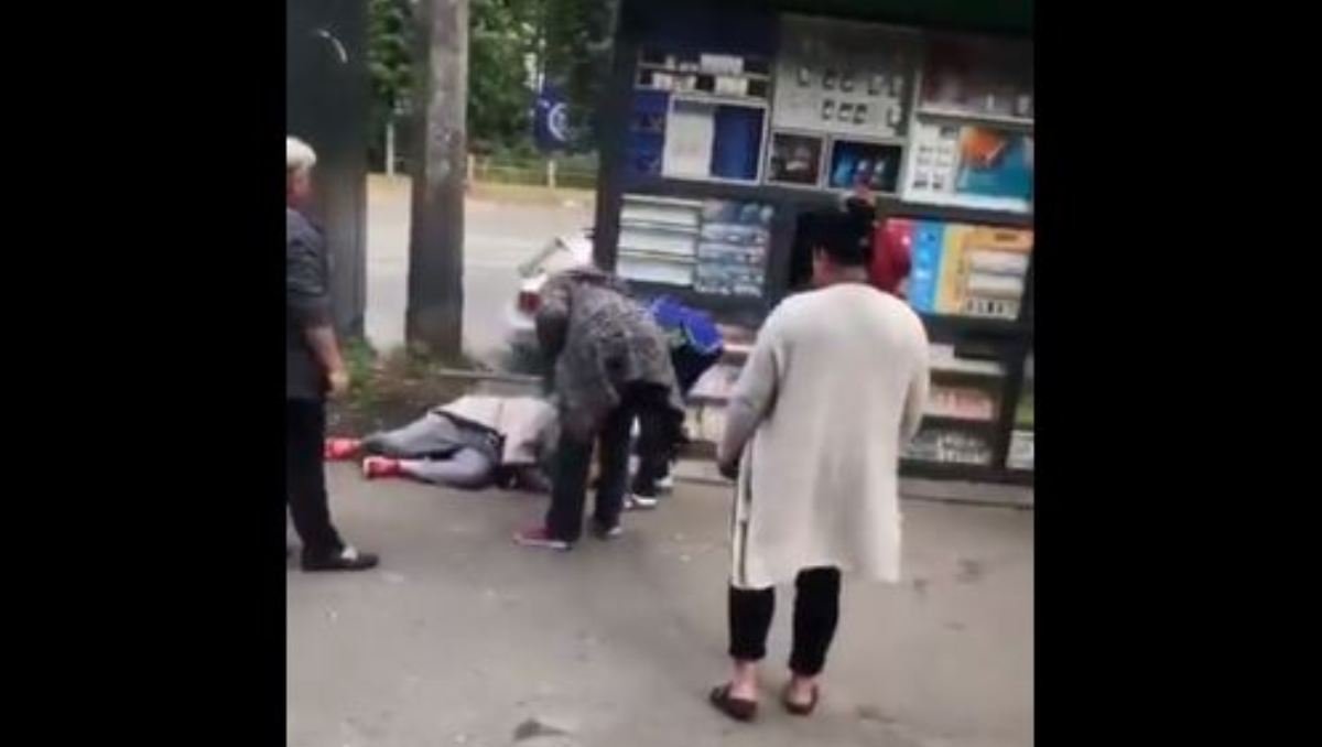 У Києві жінка розгромила дитячий лоток з українською символікою, за що потім ії тягали за пасма та облили фарбою