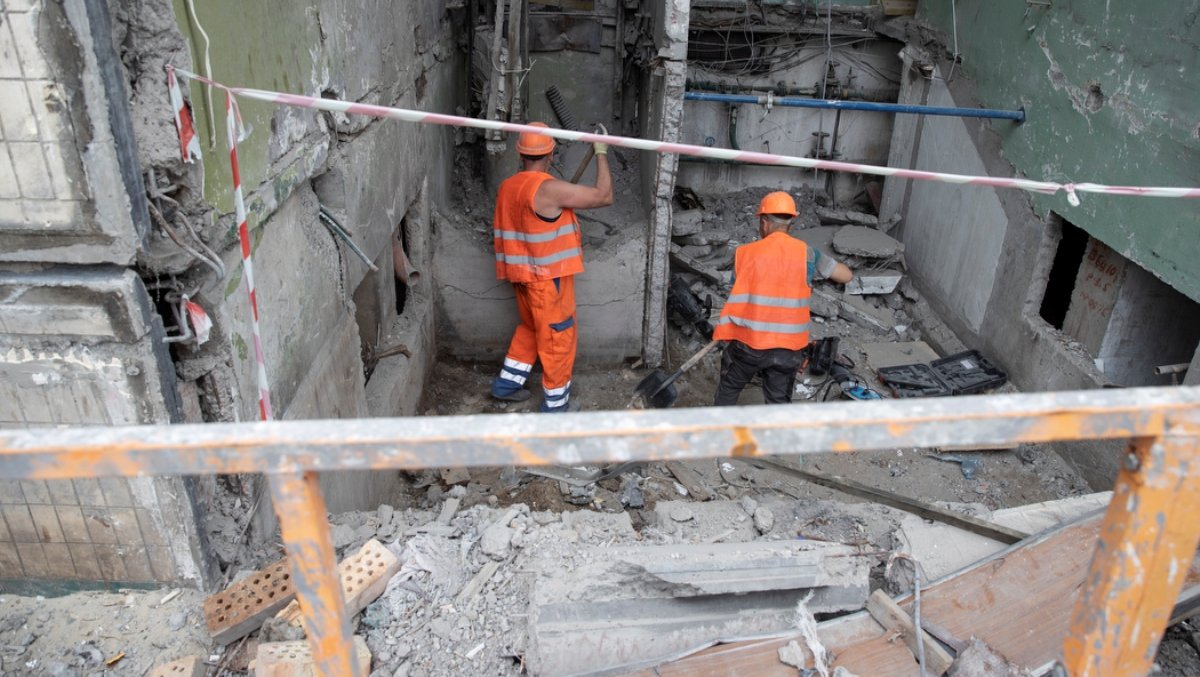 Як в Києві на Оболоні відбудовують зруйнований ракетним обстрілом будинок і коли планують завершити роботи